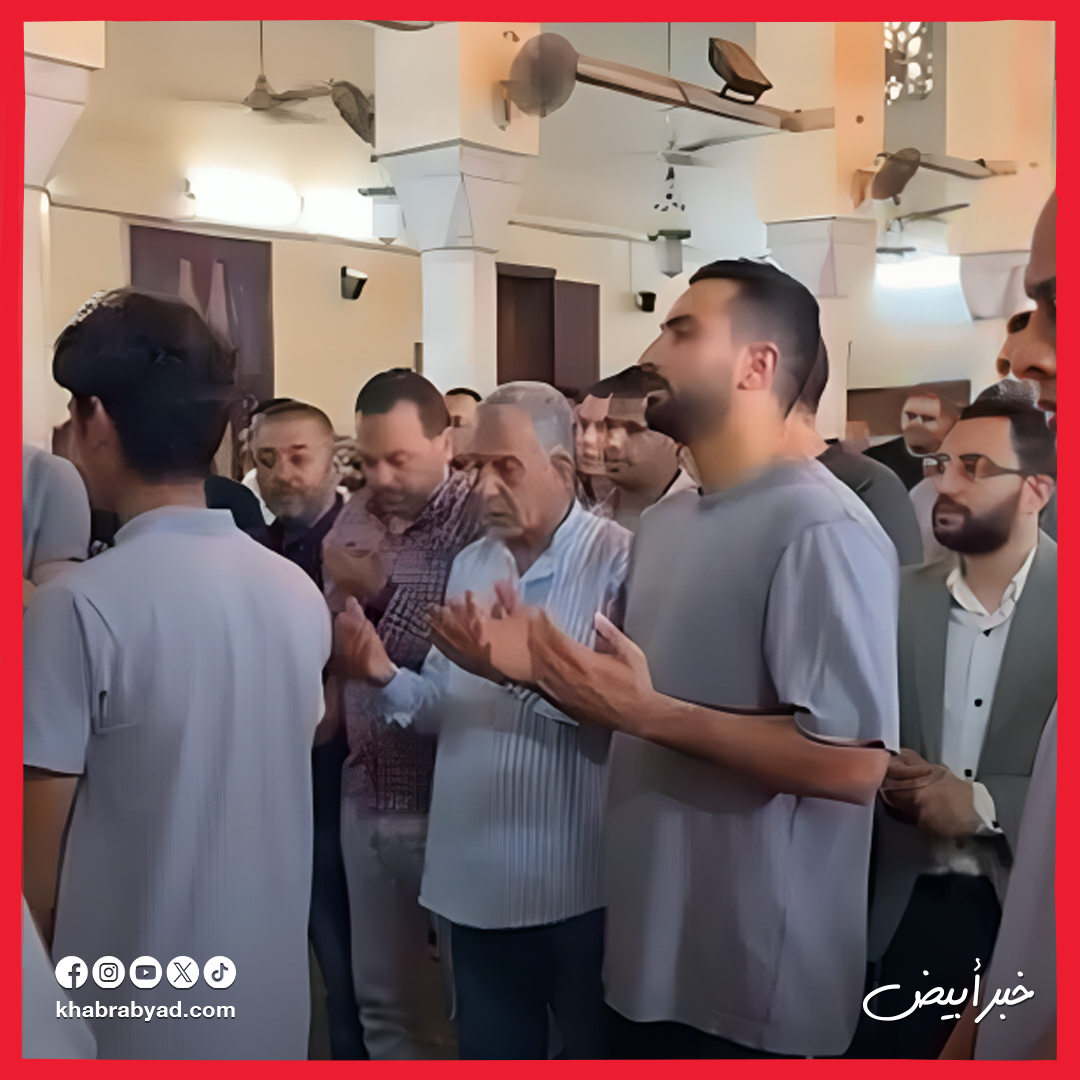 ٣