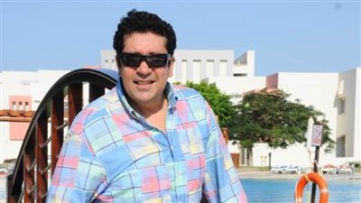 تفاصيل عودة هاني رمزي للمسرح بعد غياب 15 سنة