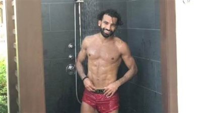 تحت الدش.. محمد صلاح يغسل أحزانه