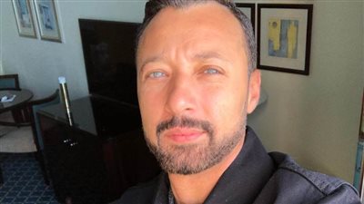 بدأ عازف خلف الهضبة ثم اتجه للغناء وبعدها التمثيل ثم وجد نفسه في تقديم البرامج .. أحمد فهمي فتح «جيم»