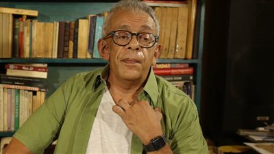 شاهد.. كلمات معبرة ورسائل حزينة من يسري نصر الله لـ يوسف شاهين