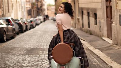 ياسمين صبري في «باريس» .. أومليت في الإفطار وsea food في الغذاء