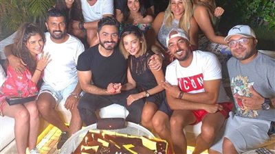 تامر حسني في الشيخ زايد .. عيد ميلاد وتورتة 