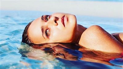 صور : «فيتامين sea» .. نيللي كريم لما تقلش 