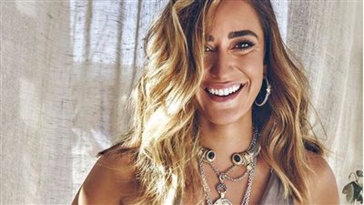 بعد شايلين وودلى .. أمينة خليل بتوقيع «عزة فهمى»