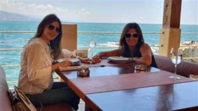 نانسي عجرم  تنشر صورتها مع والدتها.. والفانز: أكيد مش أمها