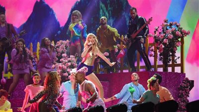 50 صورة .. فساتين وتقاليع نجوم حفل MTV 2019