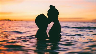 top secert.. قبلة مذيعة الـ «hard talk show» في الساحل 