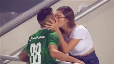 بالفيديو: قبلة « فارياس» التي أضحكت العالم