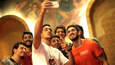 بالصور ..  إعرف رسالة أبطال العالم لـ هنيدي بعد عرض «3 أيام في الساحل»