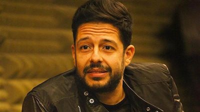 حماقي يفرض نفسه على حفل زفاف أحمد فهمي وهنا الزاهد ويزيح تامر حسني