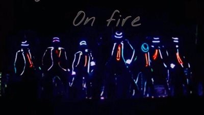 خمن الإجابة .. كيف حضر مايكل جاكسون لحفل زفاف أحمد فهمي وهنا الزاهد؟