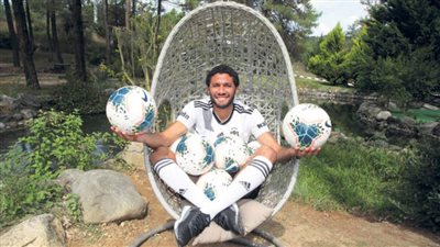 بعد طرده في مباراة أمس .. النني يطلب من أبوه ذبح «عجلين» لفك النحس