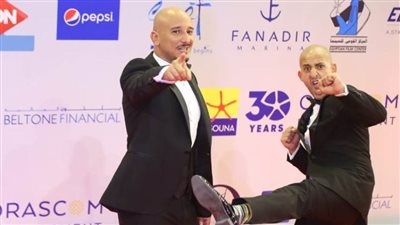 بالفيديو : شادي ألفونس بيهزر علي «الريد كاربت» بمهرجان الجونة