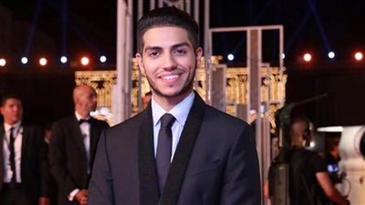 شاهد بالفيديو : ماذا فعل مينا مسعود لحظة دخوله مهرجان الجونة؟