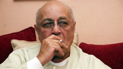 قصة أشهر صورة .. سبب قبلة الفاجومي على يد سيد حجاب