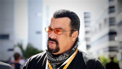 ستيفن سيجال ضيف ختام النسخة الثالثة من «مهرجان الجونة السينمائي» اليوم