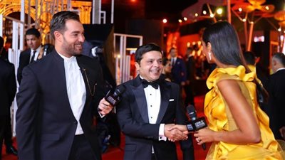 محمد هنيدي يظهر علي السجادة الحمراء لمهرجان الجونة السينمائي