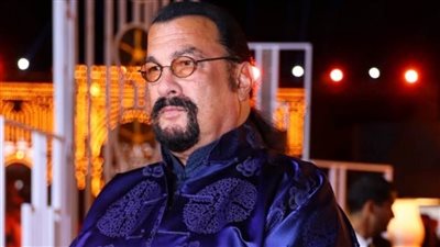 كما انفردنا : ستيفن سيجال يحضر الجونة السينمائي بصحبة زوجته اليابانية