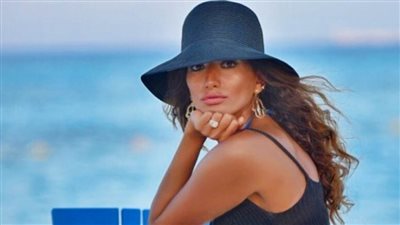 بالفيديو : كيف بدأت القصة بين زينة وتامر حسني؟