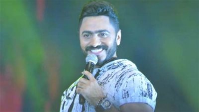 بالصور : تامر حسني في العلمين .. 15 سنة وألبومين وعزت أبو عوف وعامر منيب