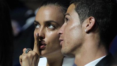 علي طريقة حسني عبدربه .. أشهر من باسوا الدبلة