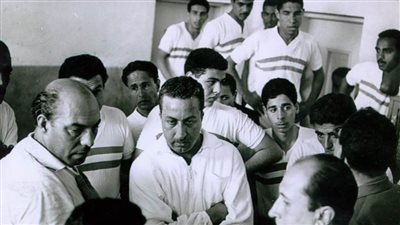 صورة نادرة .. لماذا ظهر الملك الأهلاوي بدون «باروكة» بين لاعبي الزمالك؟