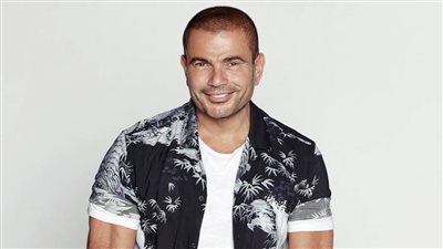 بالفيديو : 9 أسباب وراء صمود عمرو دياب علي القمة .. 58 سنة  رقم 1