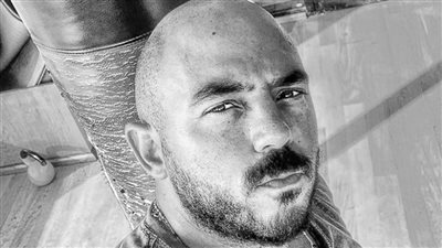 بالفيديو : «علي وعبد فقير ودرفيل» .. أسرار تاتووه العسيلي