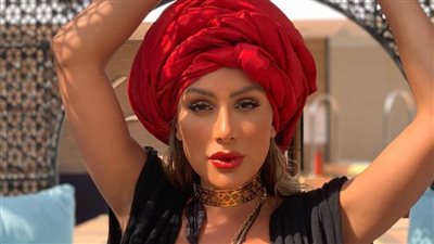 ثورة لبنان .. مايا دياب فوق سيارتها بالعلم