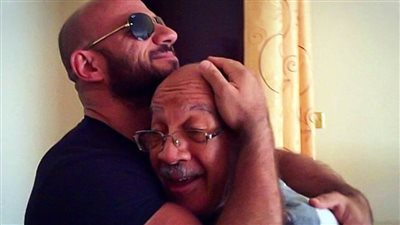 أحمد مكي ينعي والده بصورة جديدة على «انستجرام»