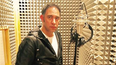 عمرو مصطفى لـ «خبر أبيض» : شرف لى إنى أقلد الهضبة