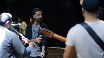 بالصور .. بروفة هيثم شاكر في حفل الزهور بدون نيكول سابا