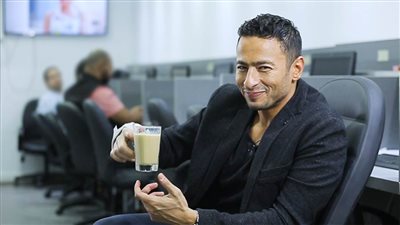 بالفيديو : حماده هلال يغني «أشرب شاي» في صالة تحرير خبر أبيض