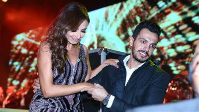 بالصور : أنغام تتألق في «المنارة» وتتأخر علي جمهورها بسبب الفستان