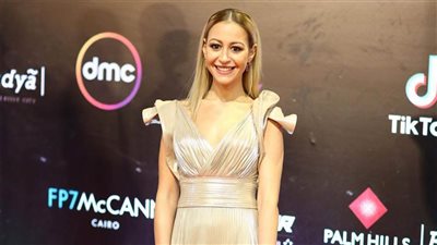 منة شلبي .. من حلم الطفولة أمام المرآة إلى جائزة «فاتن حمامة»