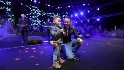 بالصور .. هدية حمادة هلال لأبطال المنتخب الأولمبى فى حفل بورسعيد