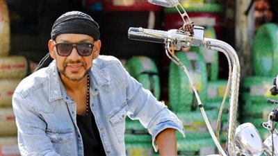 بعد عودته من الرياض .. عصام كاريكا يعود للغناء بـ «الراجل العجوز»