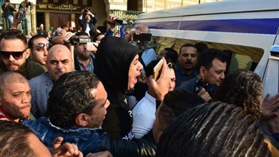 بالصور.. وصول جثمان الراحل شعبان عبدالرحيم لمثواه الأخير