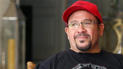 بالفيديو : هشام عباس يختار «شريط كوكتيل» .. أجمل 10 أغاني في ألبوماته