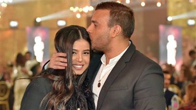 بالصور .. رامي صبري يهدي تكريمه بمهرجان «نجم العرب» لزوجته ويقبل رأس مريم عامر منيب