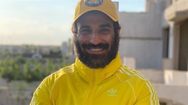 أحمد فهمي بالتيشرت