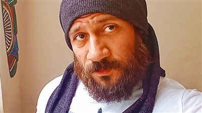 انفراد : مكي ينضم إلي «كايرو شو» بمسرحية «حزلئوم» والعرض الأول في الرياض