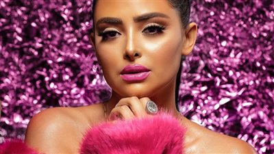 «عاهدت نفسى» أغنية جديدة لملكة جمال المغرب