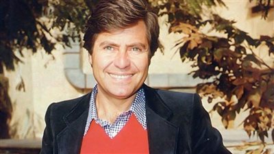 صحافة زمان .. حسين فهمي : أؤمن بالحب من أول نظرة