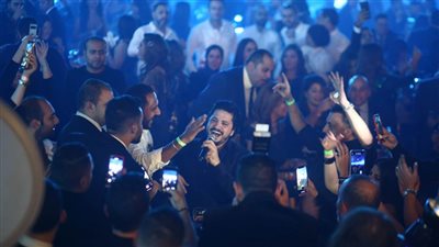 ليلة الكريسماس .. مصطفي حجاج يتألق في كمبينسكي بحضور نصر محروس 