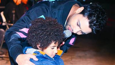 بالصور : أحمد جمال ومصطفى حجاج يتحدون «البرد» ويشعلون أجواء «جرين هيلز»