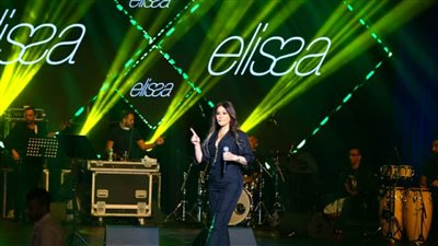 بالصور .. إليسا تغني للبنان في جامعة مصر