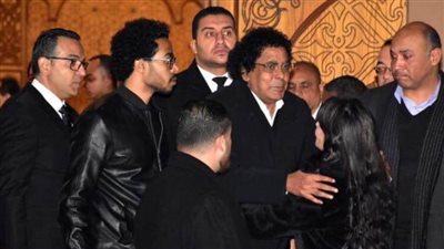 بالصور : النجوم يقدمون واجب العزاء فى أهم رجل في حياة محمد منير