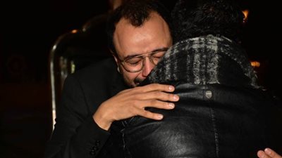  حسام داغر ينهار فى عزاء والدته